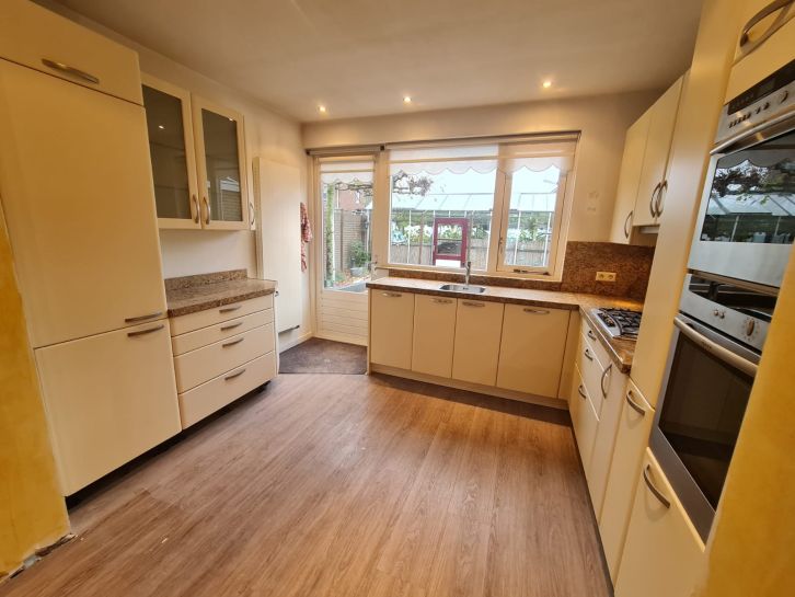 18. Kuchnia z kompletnym AGD Neff i kamiennym blatem 