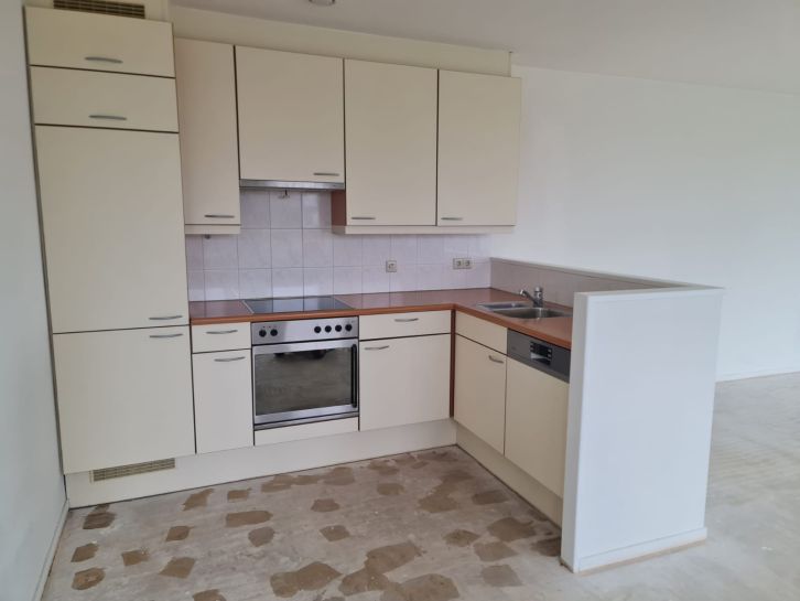 10. Mała kuchnia narożna z kompletnym AGD