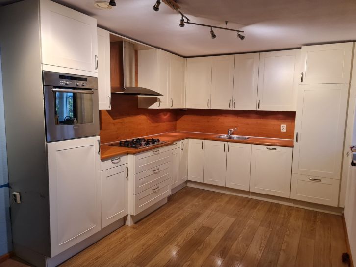 11. Duża kuchnia w klasycznym stylu 