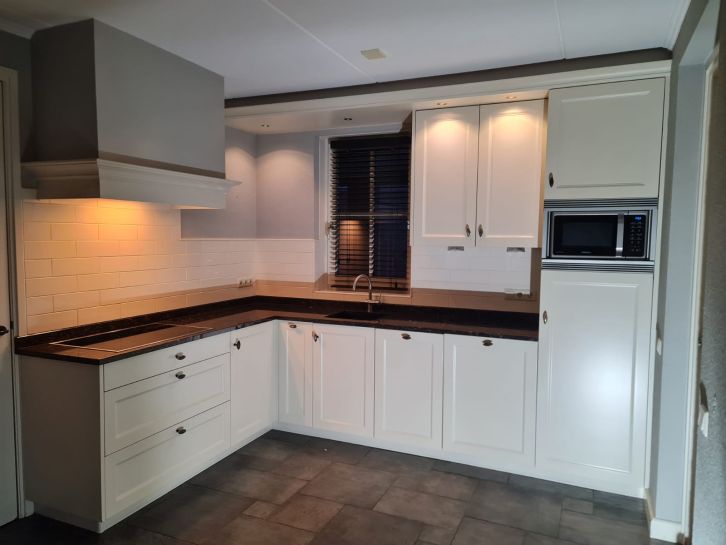 1. Kuchnia narożna, drewno 