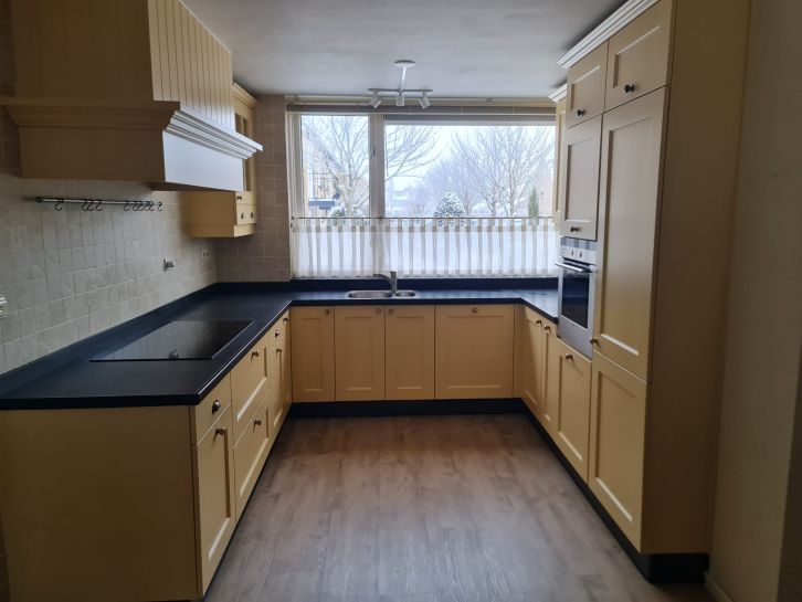 12. Duża kuchnia farmhouse, blaty kamienne, fronty z drewna 