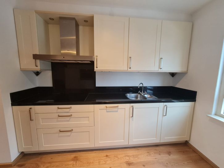 14. Prosta kuchnia z kamiennym blatem 