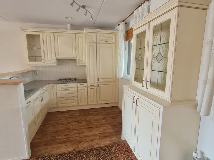 19. Kuchnia narożna w stylu rustykalnym + bufet